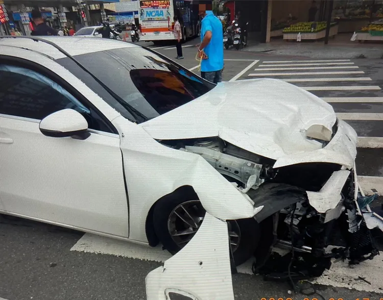 肇事賓士車。民眾提供