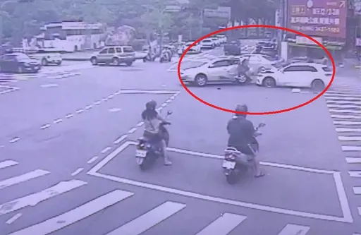 賓士車連撞同向、對向2待轉車釀4傷　肇事女駕駛：不知怎撞的