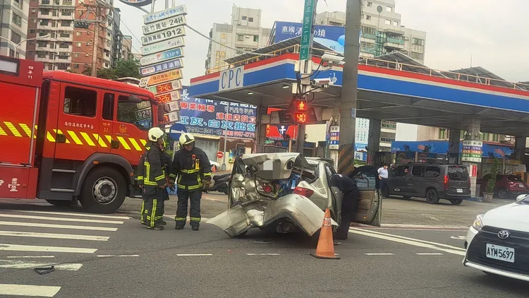 被撞的豐田轎車共有3人受傷。民眾提供