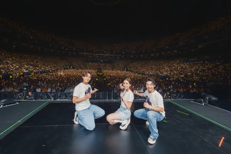 告五人開心和粉絲合照。相信音樂提供