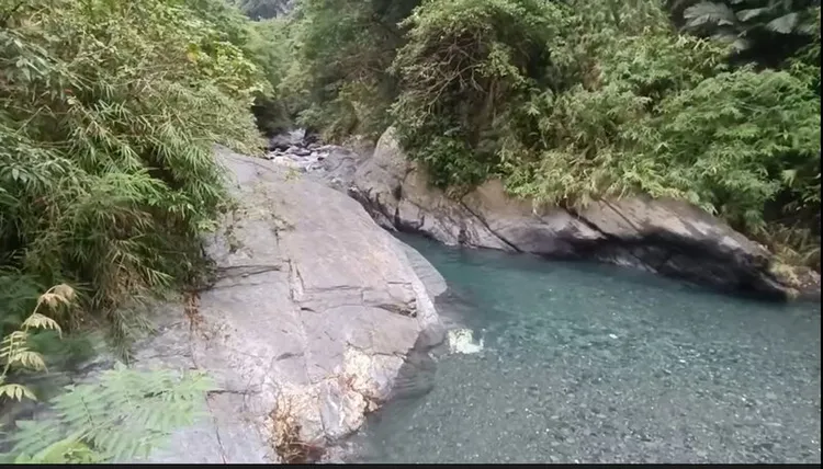 消防人員提醒民眾，到桑樹溪戲 水要注意安全，如溯溪要找合格教練。 中央社