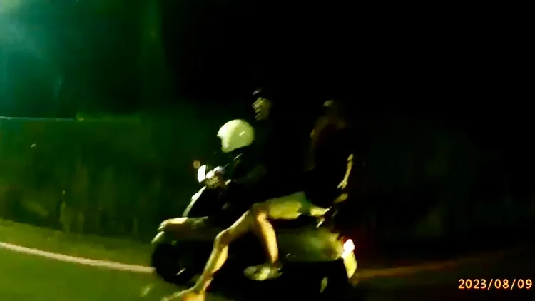 騎士連領二張無照駕駛，竟然「三貼」現身挑釁。讀者提供