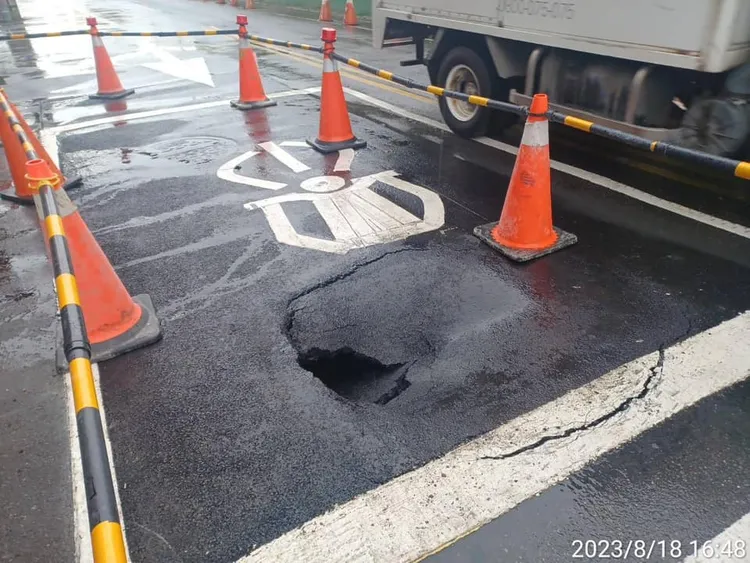 南港路3段47巷與昆陽街60巷交叉口發生地基掏空、路面坍塌。翻攝高嘉瑜臉書