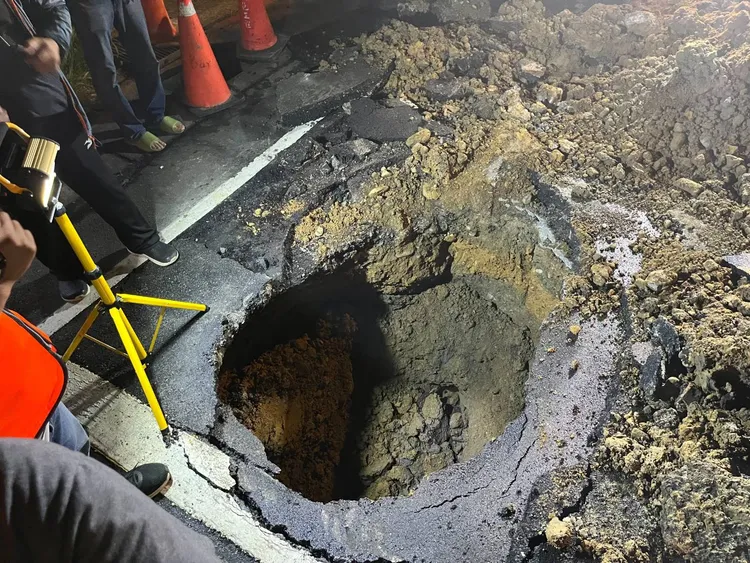 北市南港路3段47巷與昆陽街60巷交叉口發生地基掏空。北市府提供