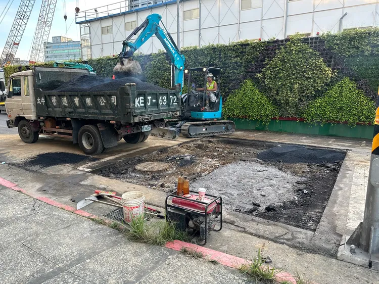 北市南港路3段昨晚出現長寬深各約2公尺的大坑洞，經搶修今早8時先開放機車及小型轎車通行。北市府提供
