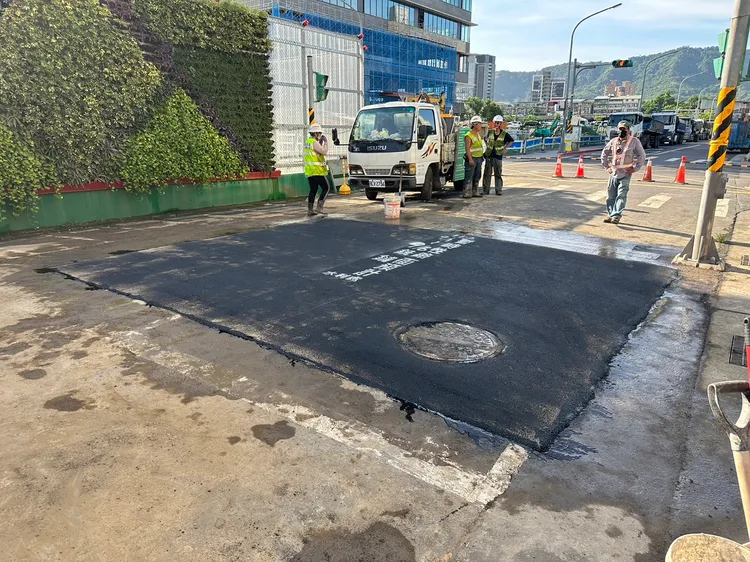 北市南港路3段附近地基掏空，經搶修已於今早8時先開放機車及小型轎車通行。北市府提供