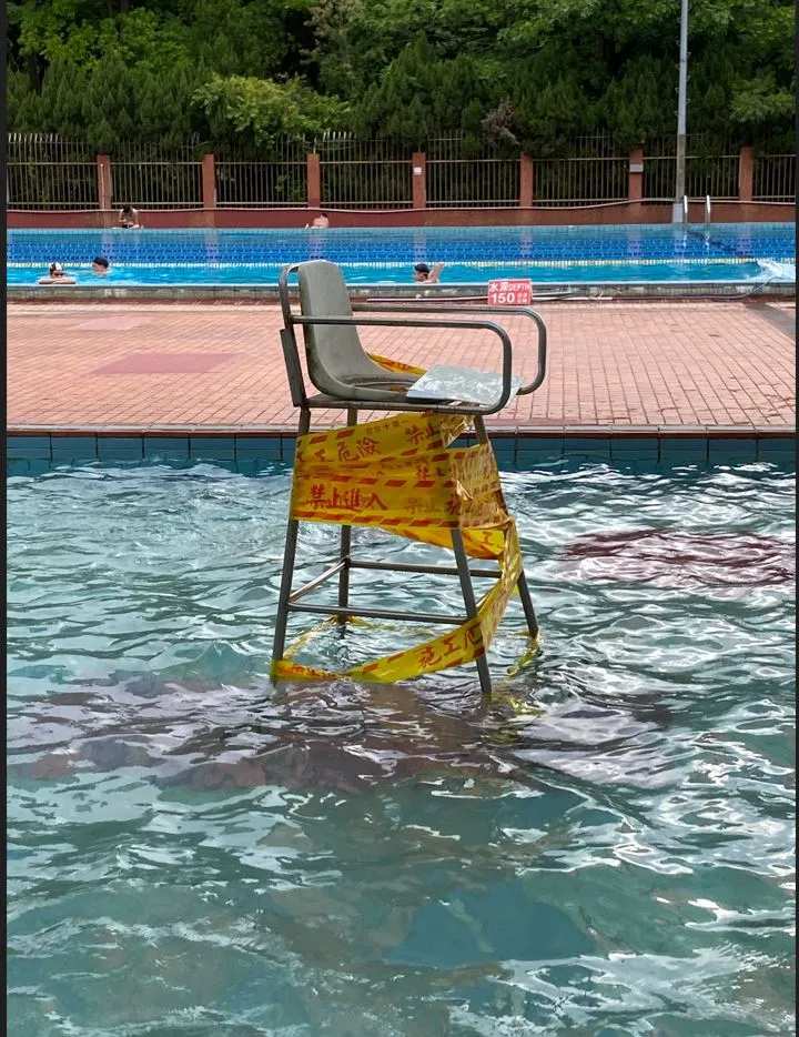 前港公園游泳池 滑水道水池破損施工仍開放使用。王欣儀議員辦公室提供