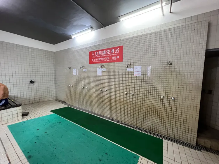 玉泉公園游泳池 淋浴區磁磚泛黃、止滑地墊發霉。王欣儀議員辦公室提供