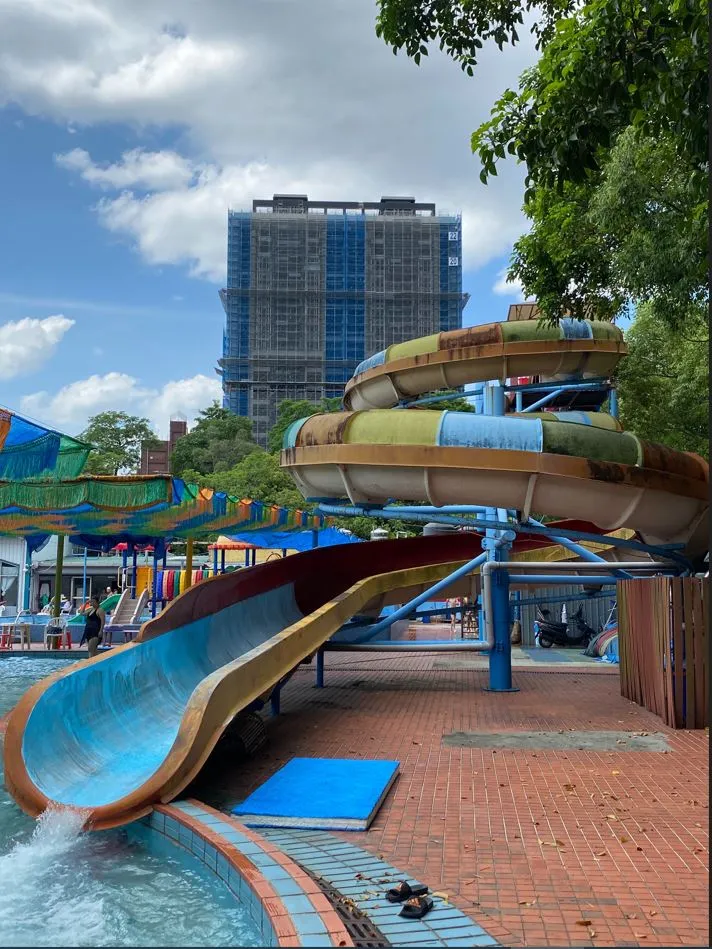 前港公園游泳池 滑水道內側掉漆及外側長青苔未除。王欣儀議員辦公室提供