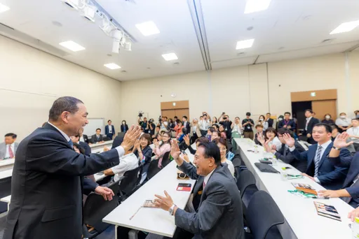 侯友宜與日議員、僑胞會談 小笠原欣幸贈痠痛貼布讚「很棒的盛會」