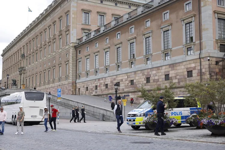 警方在瑞典王宮外加強戒備。新華社
