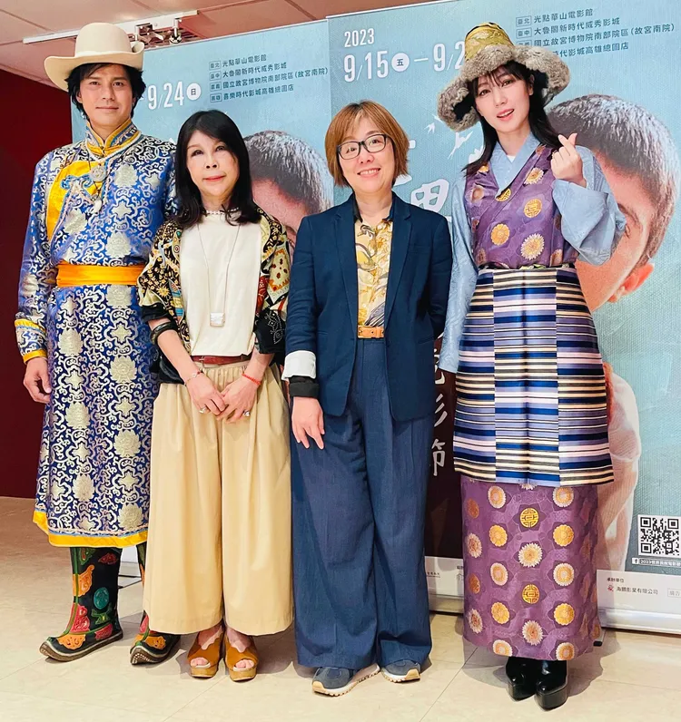 大慶(左起)、蒙藏文化中心主任高玉珍、文化部政務次長王時思以及小薰共同出席「2023世界民族電影節」活動。海鵬提供