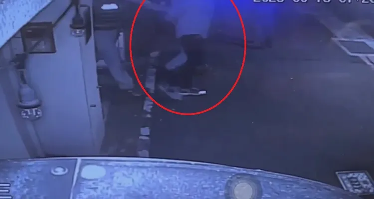 張立昂(紅圈處)被警方將他雙手後背上銬帶走。翻攝自記者爆料網