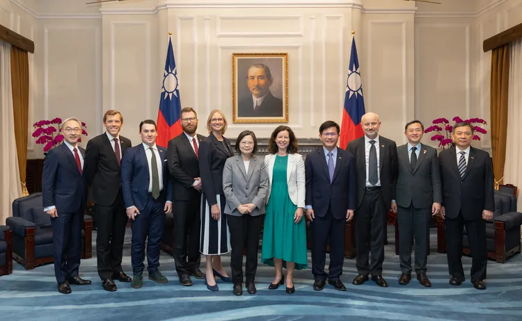 蔡英文與訪團合照。總統府提供