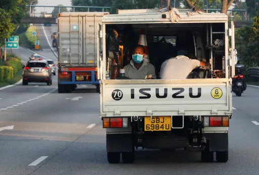 新加坡雇主慣以小貨車接送　移工嘆「我是人不是動物」