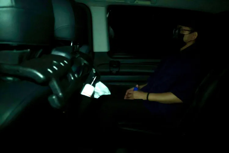 黃子佼搭上座車離去。彭欣偉攝