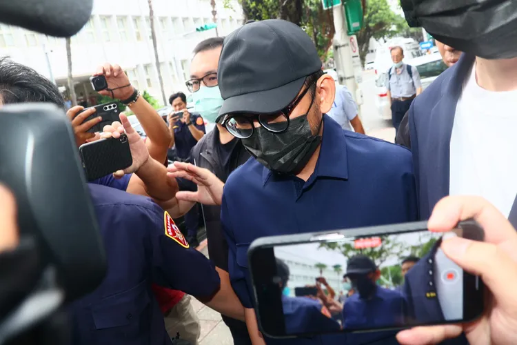 黃子佼移送北檢遭大批媒體包圍拍攝。彭欣偉攝