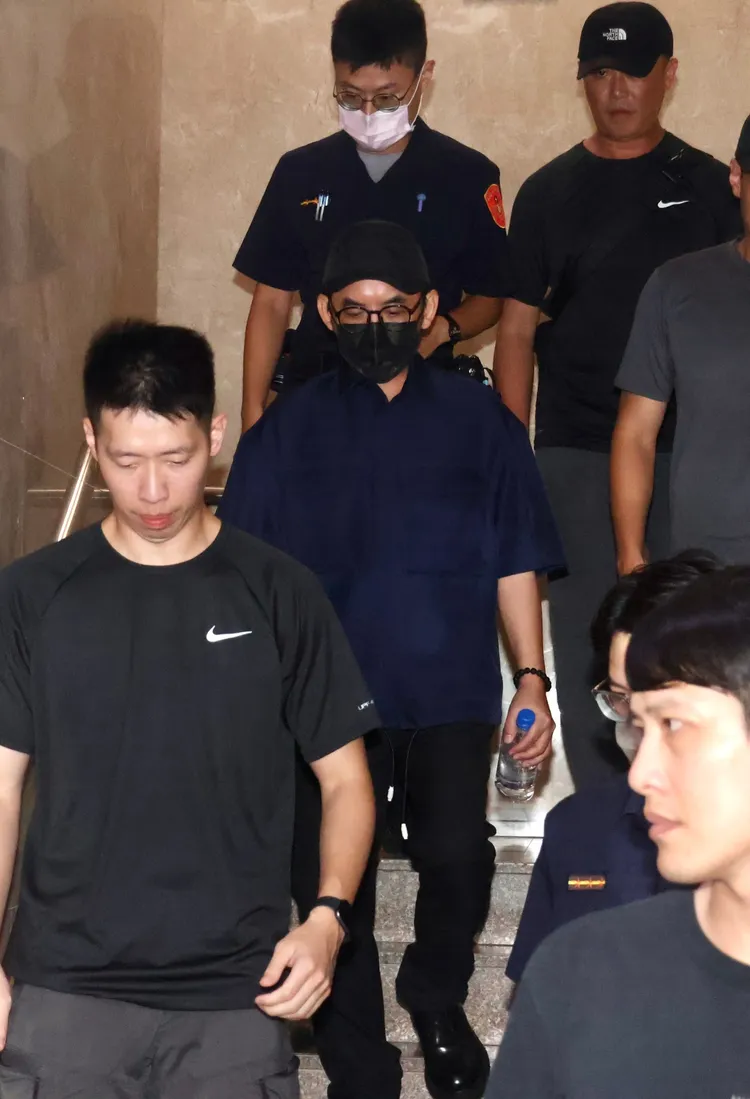 黃子佼離去身旁有多名男子護駕。彭欣偉攝