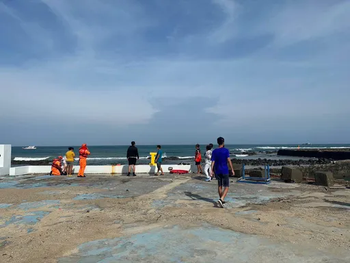澎湖9名遊客颱風天出海玩SUP　被大浪沖走全數獲救！4人送醫