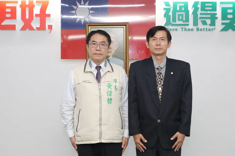 林國華(右)資歷完整，曾任13年觀旅局副局長。市府提供