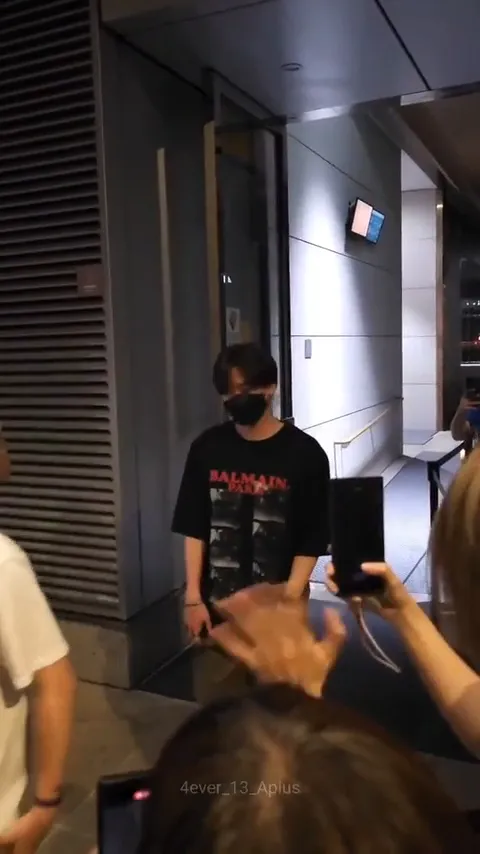 銀赫前天表演結束後用餐，看到粉絲貼身跟拍，不禁搖頭。翻攝Dcard