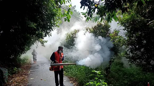 新北21名清潔隊員赴雲林支援登革熱疫情 全副武裝深入熱區噴消