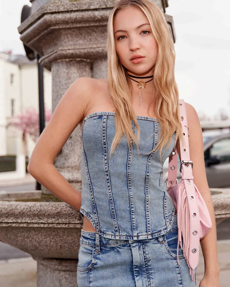 Lila Moss搭配Miss M包款拍攝Maje秋冬新品。品牌提供