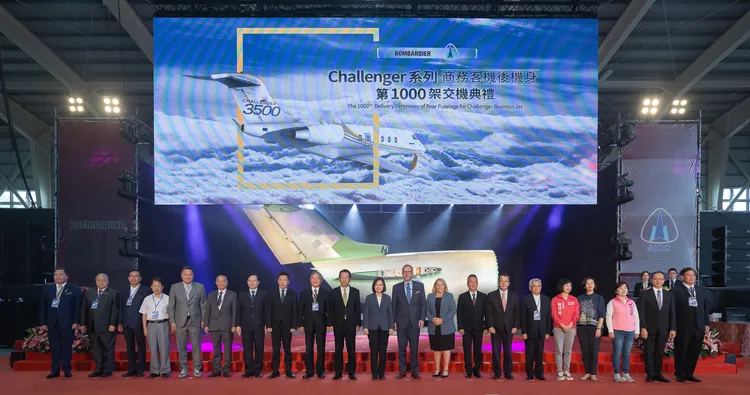 蔡英文跟廠商業者及台中立委等合影。總統府提供