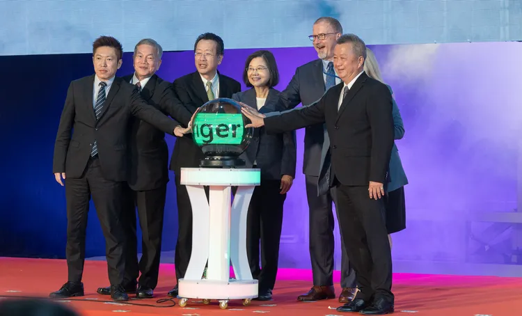 （左起）總統府副秘書長張惇涵、總統府資政沈榮津、國安會秘書長顧立雄、蔡英文、加拿大駐台代理代表敬獵人（Ed Jager）及漢翔董事長胡開宏共同進行揭彩儀式。府提供