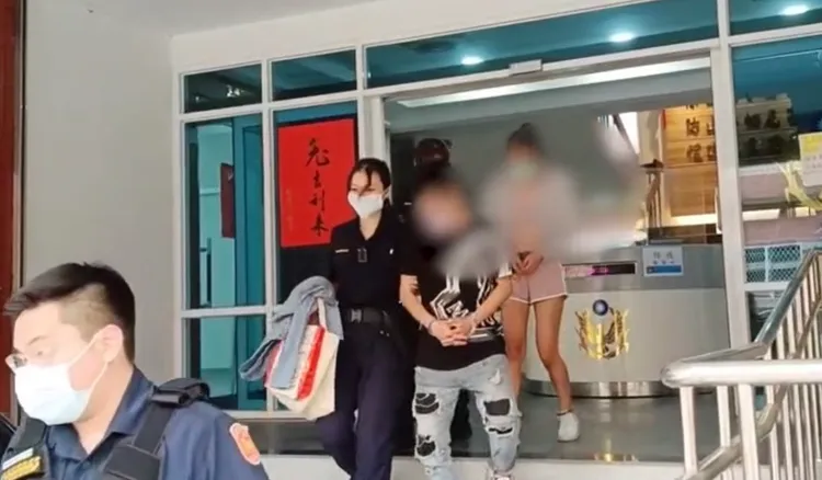 潘女與吳女兩人共揹了10條通緝逃亡，為了湊罰金與生活，更四處行竊娃娃機店。翻攝畫面