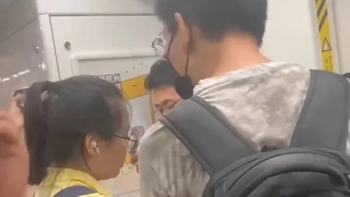 他背包撞到人「狂唸10分鐘對不起」逼走地鐵女客　網驚：用魔法打敗仙女
