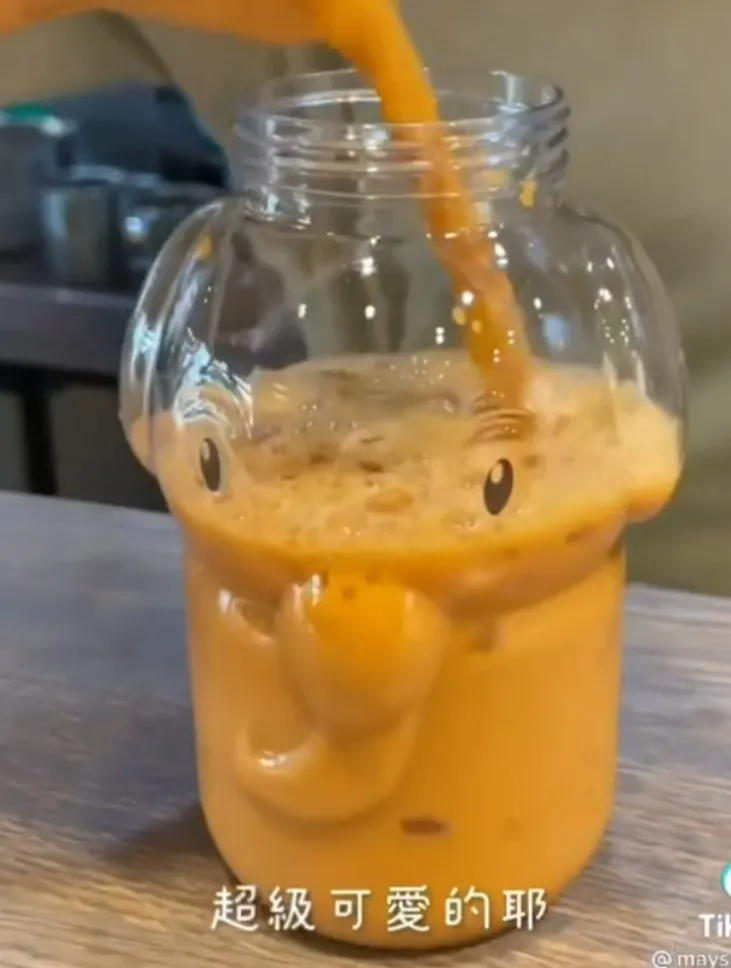 泰式奶茶喝起來茶香濃郁，超萌大象杯可另外加購。TikTok@maysun_boy 提供