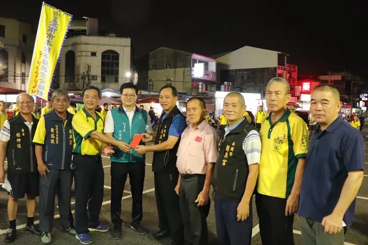 徐健麟拋磚引玉致贈一萬元紅包，籲各界多多支持。市議會提供