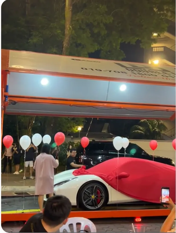 女子掀開紅布。