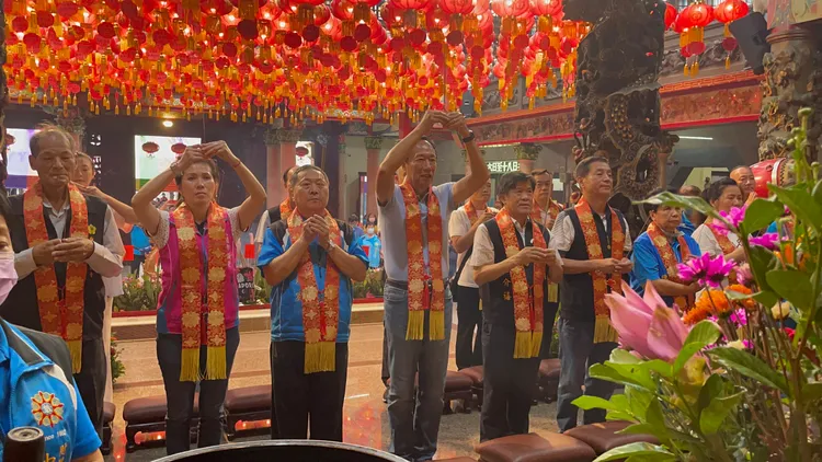 郭台銘到中壢慈惠堂參拜。張沛森攝