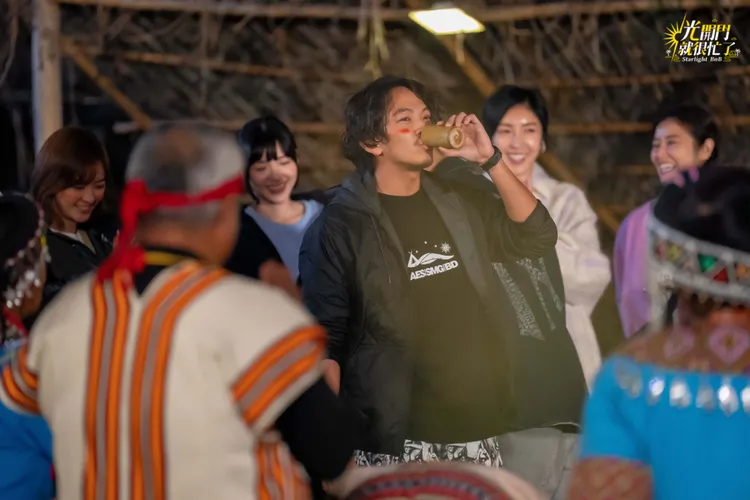 楊銘威（中）告白「郭雪芙好正」。TVBS提供