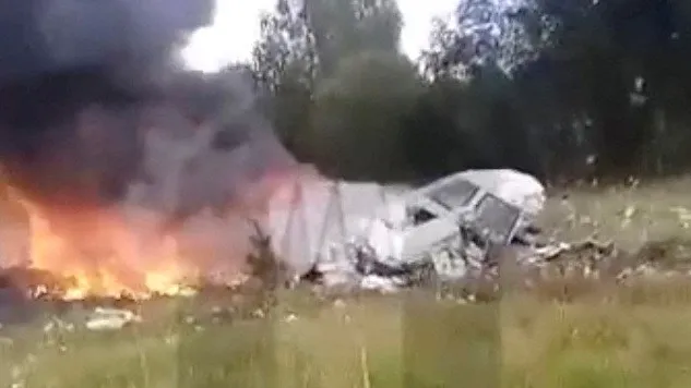 小飛機墜落後，熊熊大火將機上人員燒成灰燼。路透社