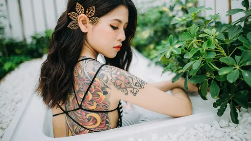 游日遇痴汉怎么办? 他教学:秀出妳的刺青就没人敢动手