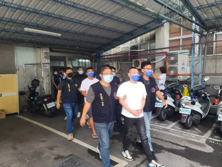 警方將汪男等人移送偵辦。翻攝畫面