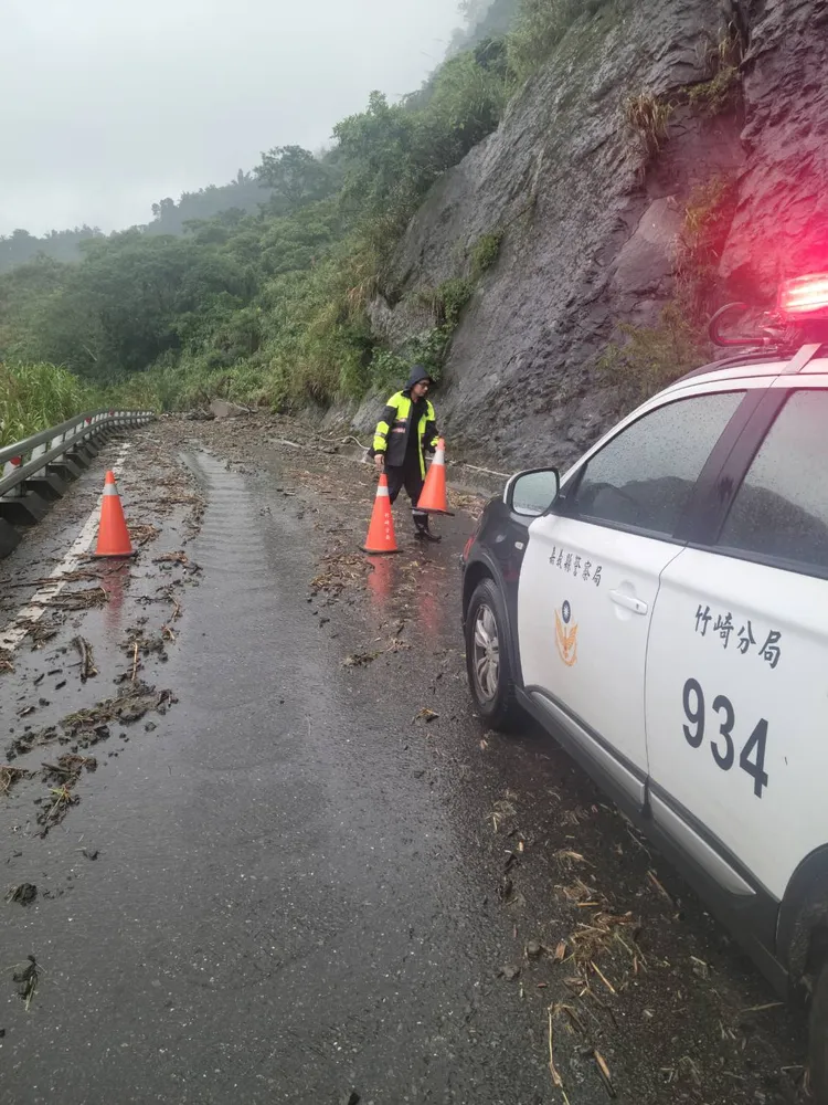 警方派員立起三角錐封閉道路。讀者提供