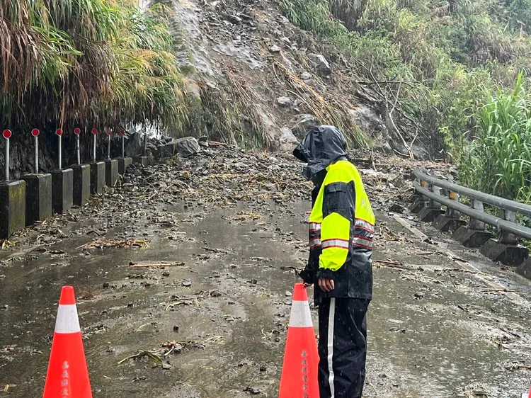 阿里山一夜豪雨，達邦公路27.6公里處發生土石崩落。讀者提供