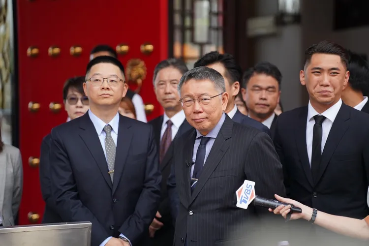 柯文哲追思儀式結束後發表談話。民眾黨提供