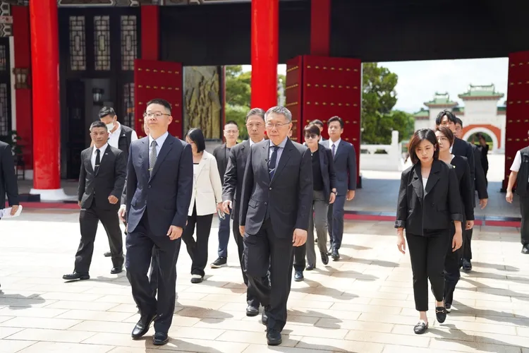 柯文哲率黨內公職共同前往追思。民眾黨提供