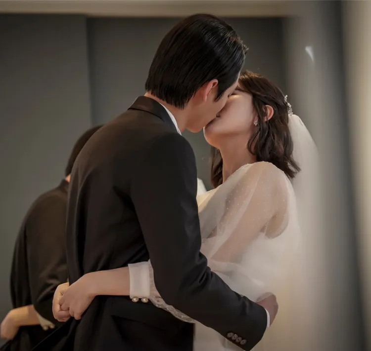 郭雪芙（右）、范少勳《耀眼》大結局甜蜜撒糖浪漫擁吻。時創影業提供