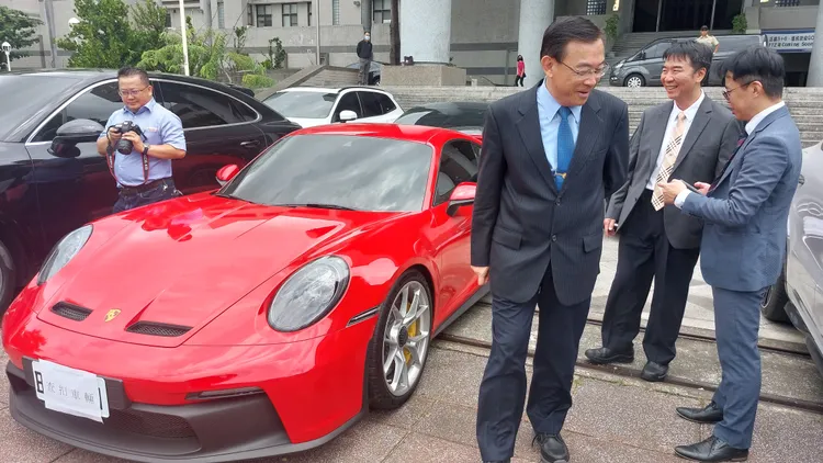 雄檢查獲不法所得千萬的保時捷跑車。凃建豐攝