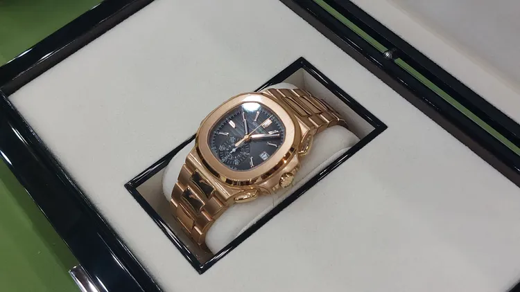 雄檢查獲不法所得700萬的名錶。凃建豐攝