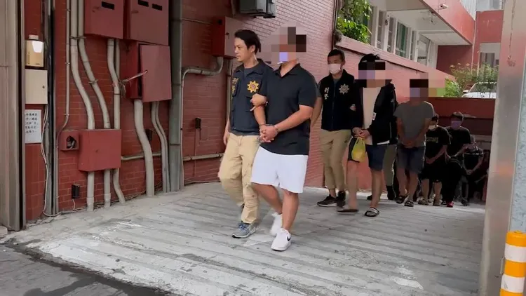 詐欺嫌犯移送臺灣高雄地方檢察署偵辦。翻攝畫面