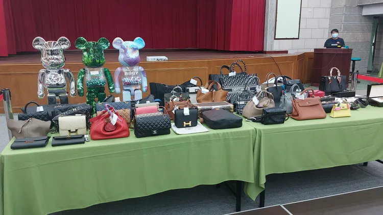 雄檢展示查扣的不法所得。凃建豐攝