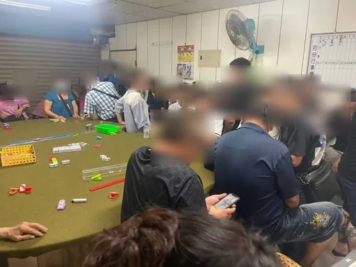 職業賭場藏鐵皮屋！三更半夜吆喝聲不斷　蘆竹警攻堅一舉查獲56人