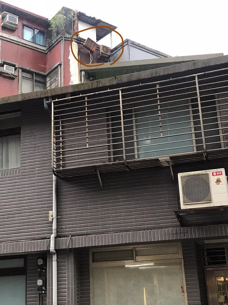 卡努颱風來襲，有網友發現公寓五樓外牆外的冷氣室外機搖搖欲墜。取自我是東湖人